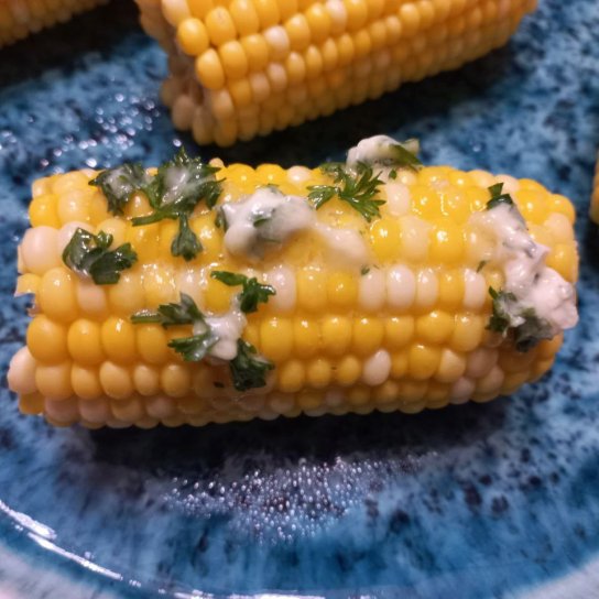Молода варена кукурудза з часниковим маслом