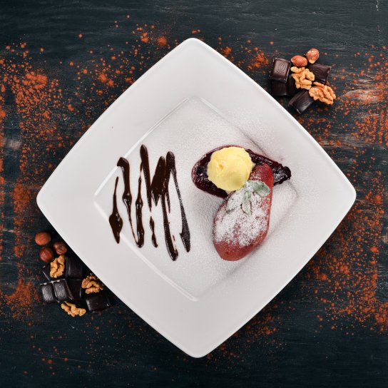 Груші з морозивом та горішками