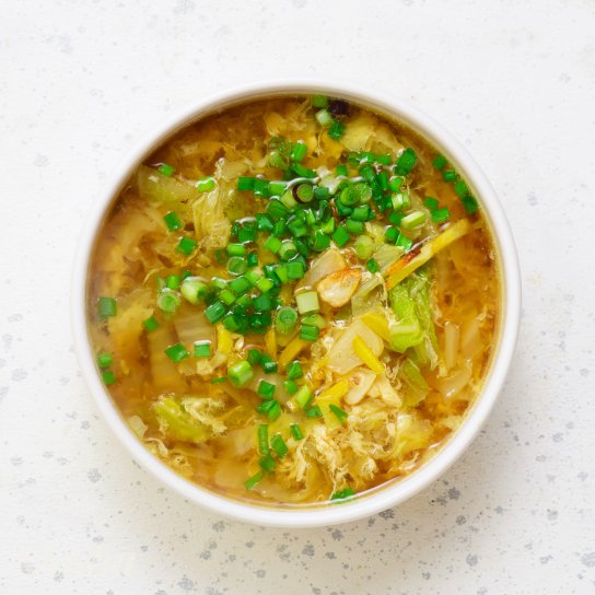 Суп з пекінською капустою, яйцями та куркою