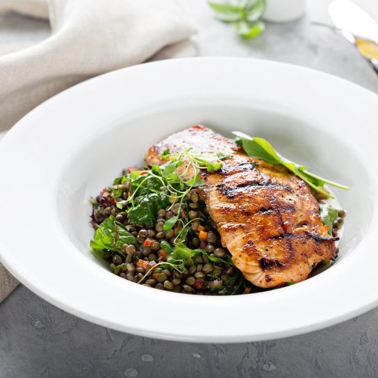 Салат з лосося, сочевиці та шпинату