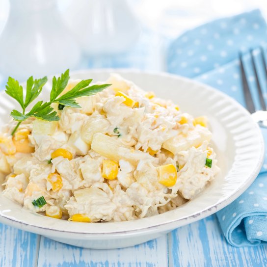 Салат з яйцем і кукурудзою