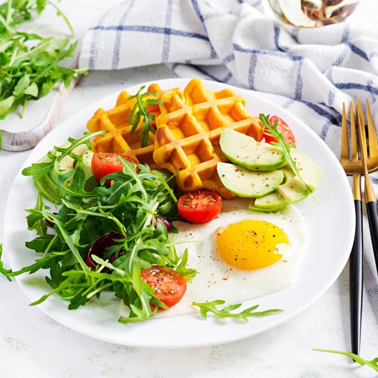 Хрусткі картопляні вафлі з авокадо та яйцем