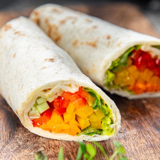 Тортилья з печеними овочами та кремом з авокадо