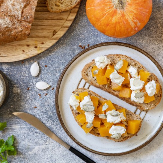 Тост із запеченим гарбузом та рикотою