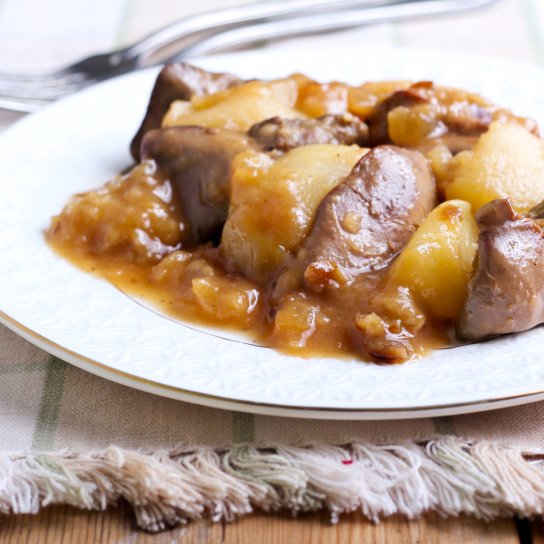 Печень с яблоками