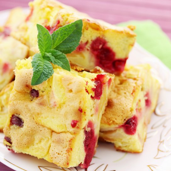 Шарлотка з сиром і вишнями