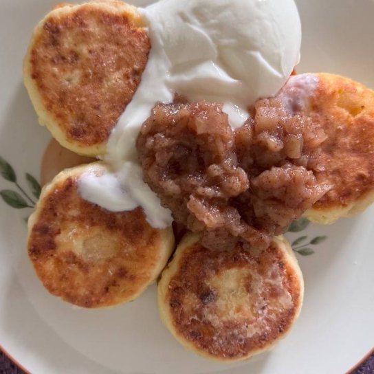 Сирники з яблуками та яблучним соусом з корицею
