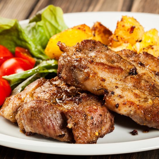 Запечена свинина з картоплею та помідорами