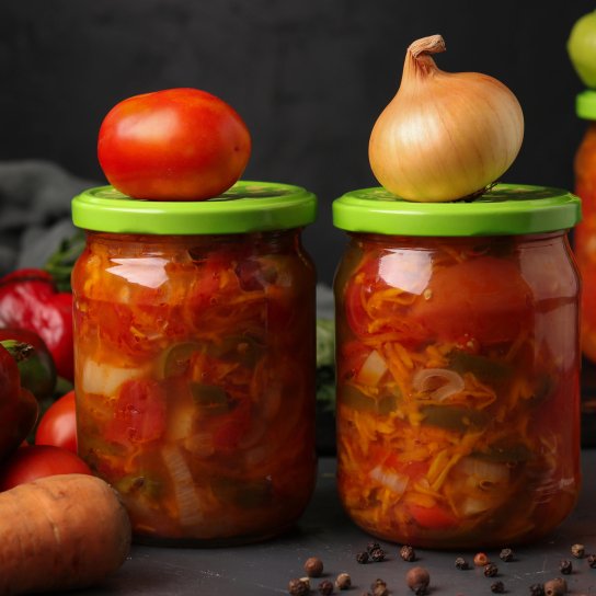 Салат з маринованих помідорів, перцю та цибулі