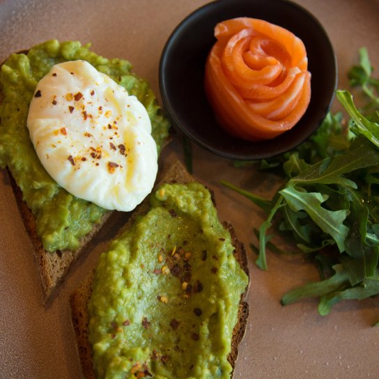 Збалансований сніданок з яйцем і тостом