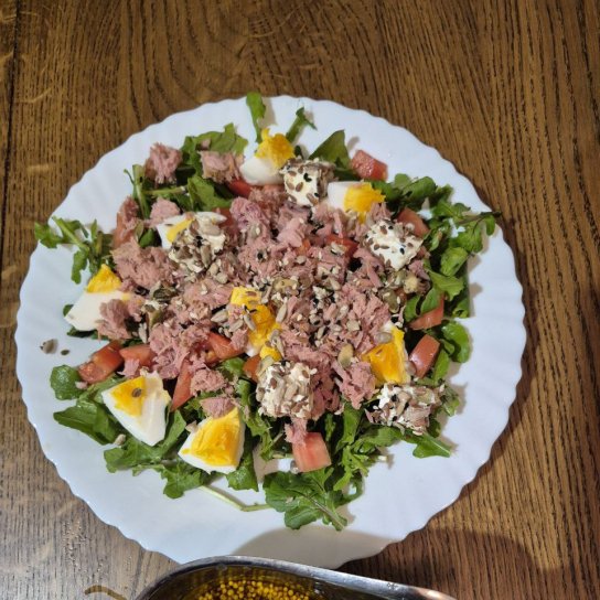 Салат з руколою і тунцем