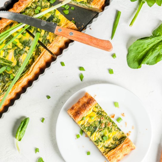 Пиріг з листкового тіста з вершковим сиром і зеленою цибулею