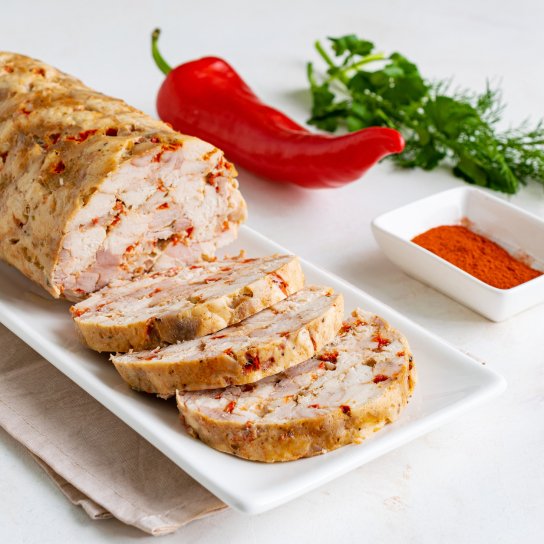 Домашня куряча ковбаса зі спеціями та солодким перцем