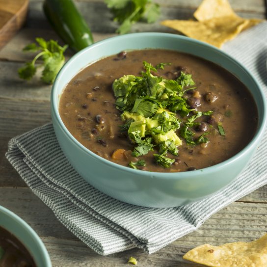 Мексиканський суп із квасолі з гуакамоле