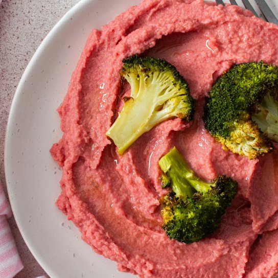 Буряковий хумус зі стейком з броколі