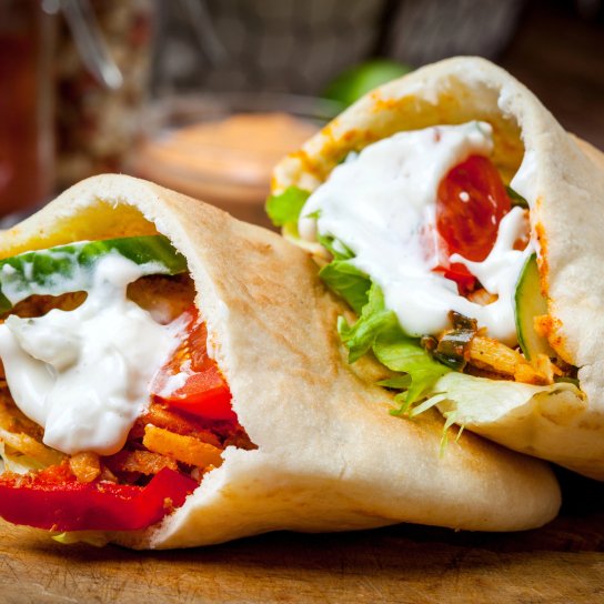 Лаваш з огірком, помідором і капустою