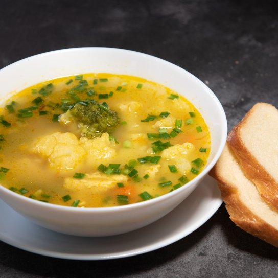 Курячий суп з броколі та цвітною капустою