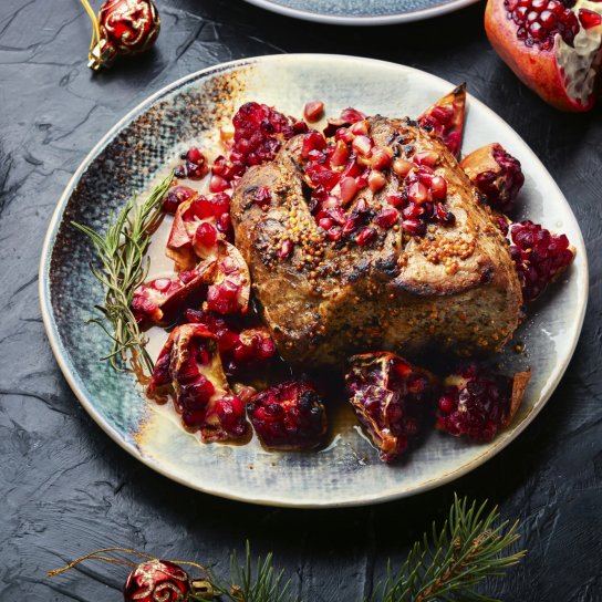 Свиняча грудинка, тушкована в гранатовому соусі