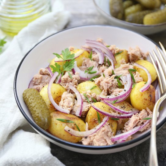 Салат з картоплею, тунцем і йогуртом