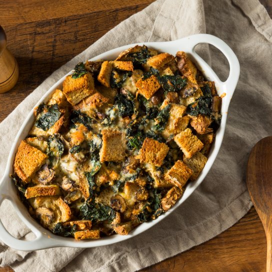 Страта з яйцем, беконом і шпинатом