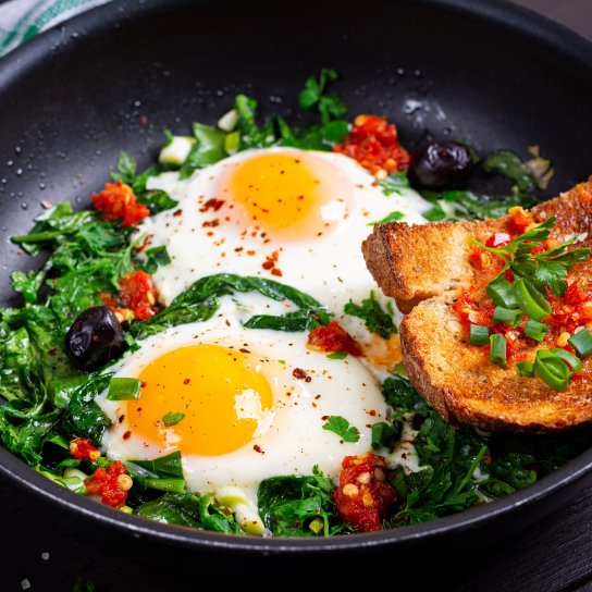 Шпинат з яйцями та фетою