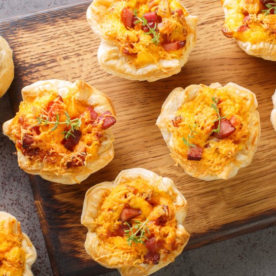 Готові круасани з яйцями, сиром та шинкою