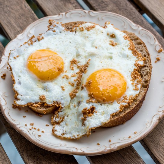 Яйця з кунжутом і моцарелою