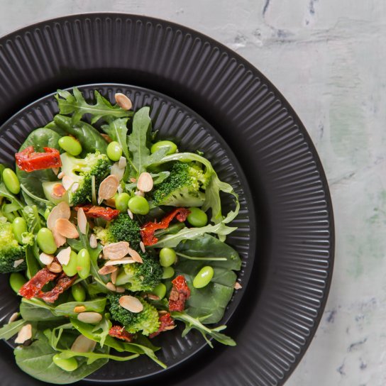 Салат із сирої броколі з арахісовою заправкою