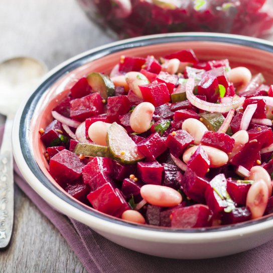 Салат з буряка, квасолі та огірка