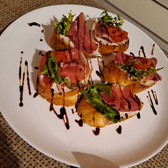 Брускети з хамоном