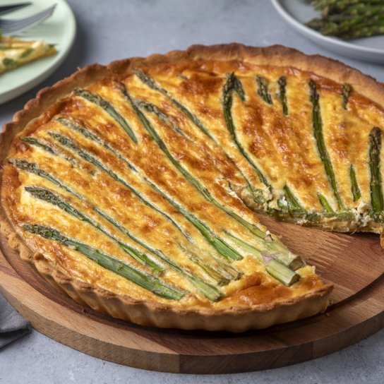 Весняний кіш з горошком і спаржею