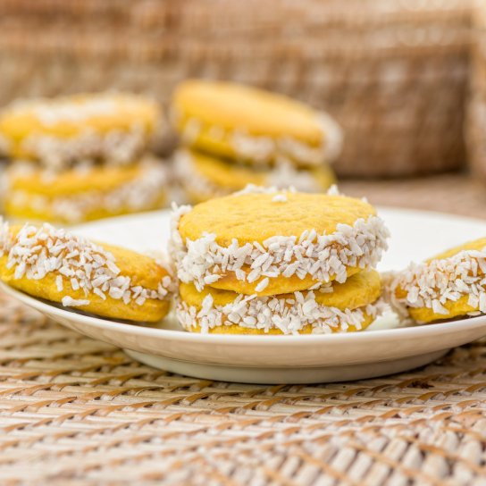 Десерт з хурми та кокосової стружки