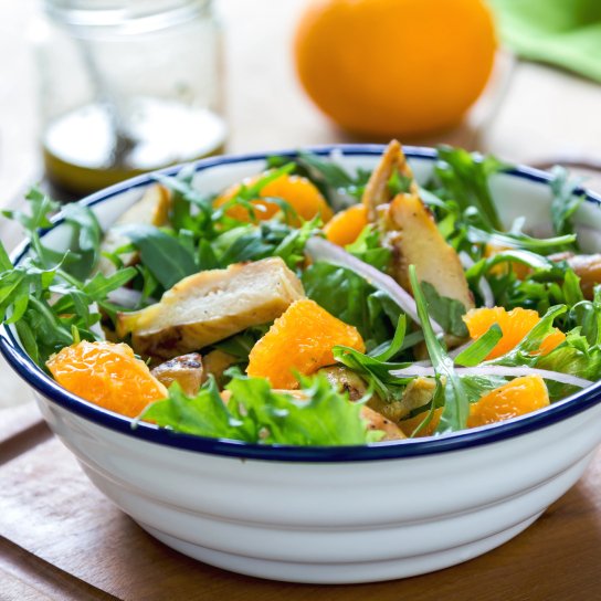 Весняний салат з куркою та овочами