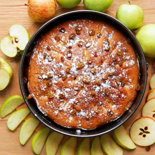 Шарлотка на вареному згущеному молоці