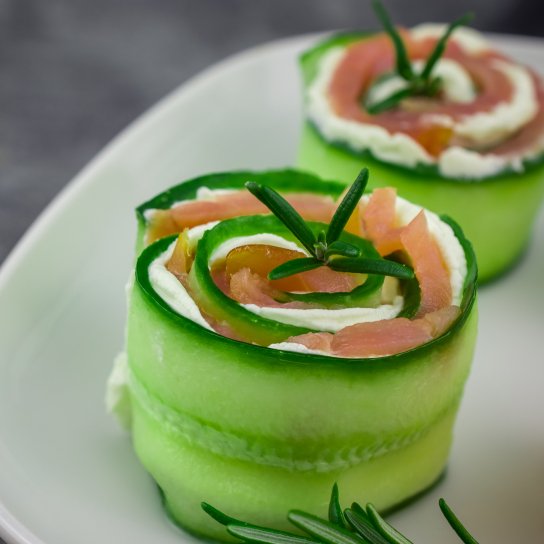 Рулетики з огірка та копченого лосося