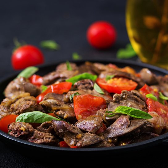 Куряча печінка з помідорами