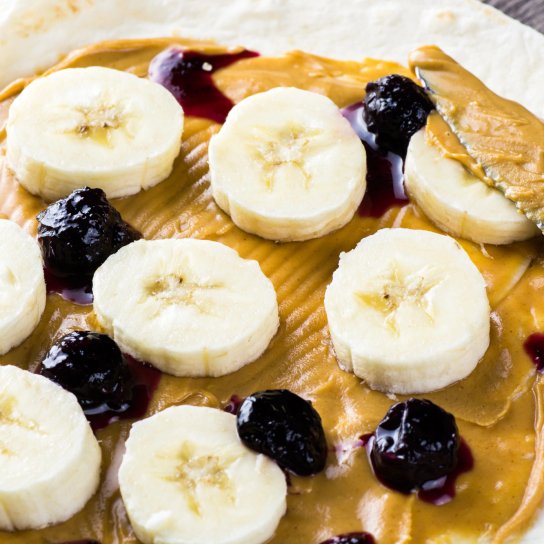 Лаваш з бананом і арахісовою пастою