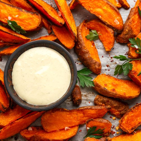 Запечений батат з нутом і йогуртовим соусом