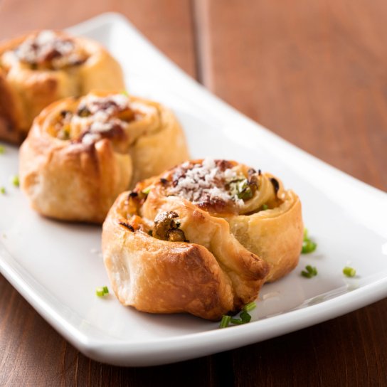 Рулетики з листкового тіста з печерицями