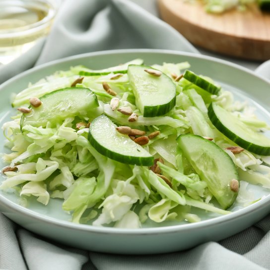 Салат із молодої капусти з соусом з авокадо