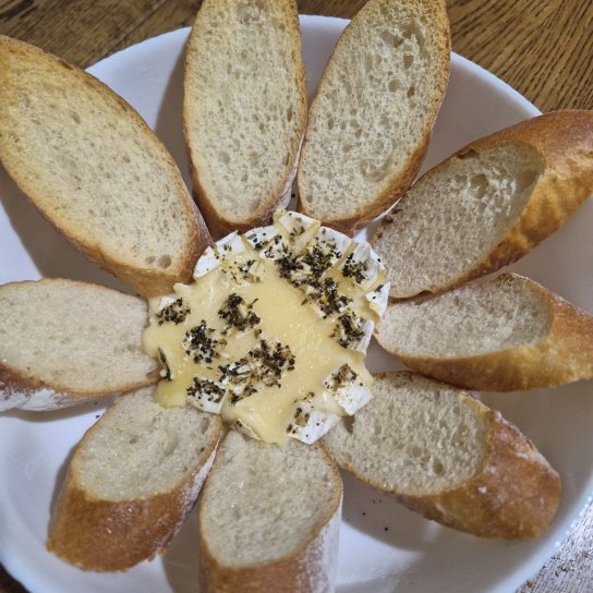 Камамбер, запечений з багетом