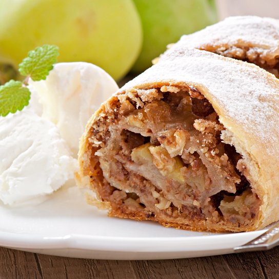 Штрудель з яблуками, грушами й морозивом