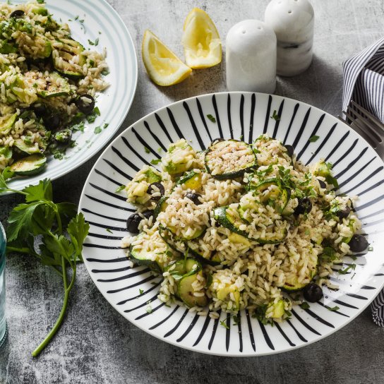 Салат з рисом, кабачками, авокадо та оливками