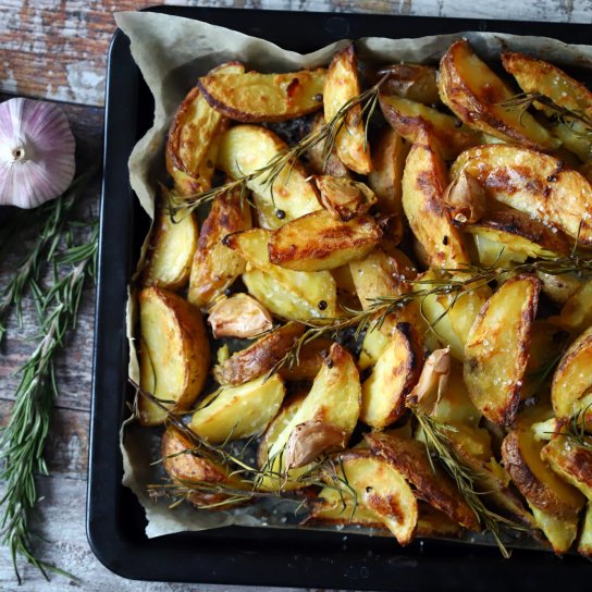 Запечена картопля з айвою, розмарином та часником