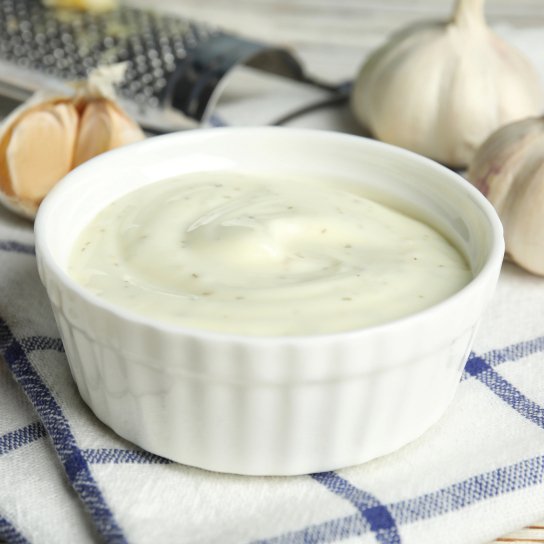 соус з йогурту та часнику