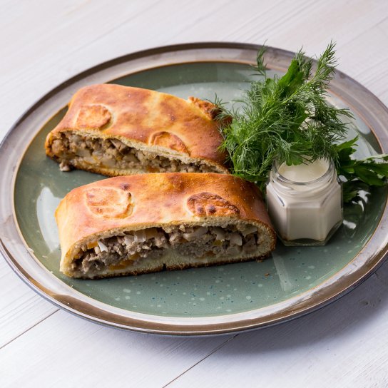 Рулет-кільце з фаршу у тісті