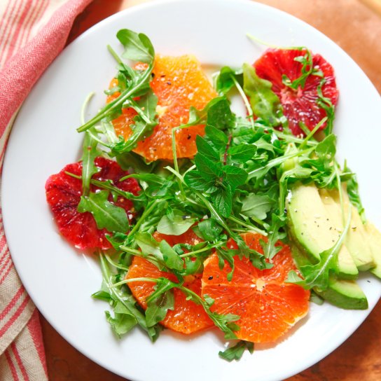 Салат із цитрусовими, авокадо та руколою