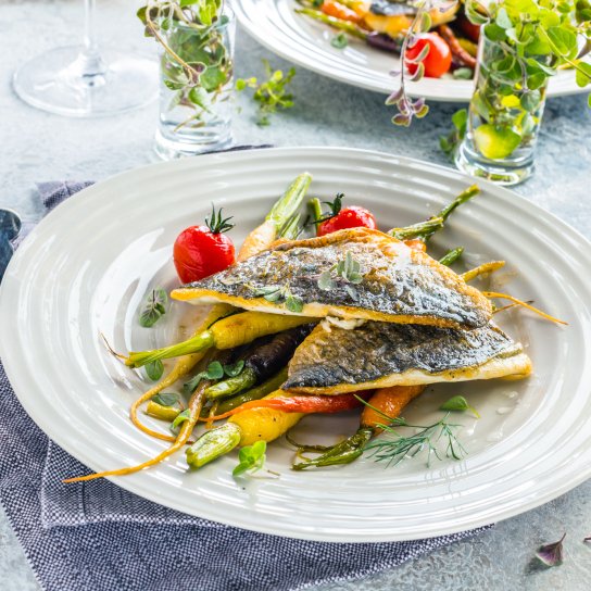 Запечений сибас із заправкою з лимона та каперсів