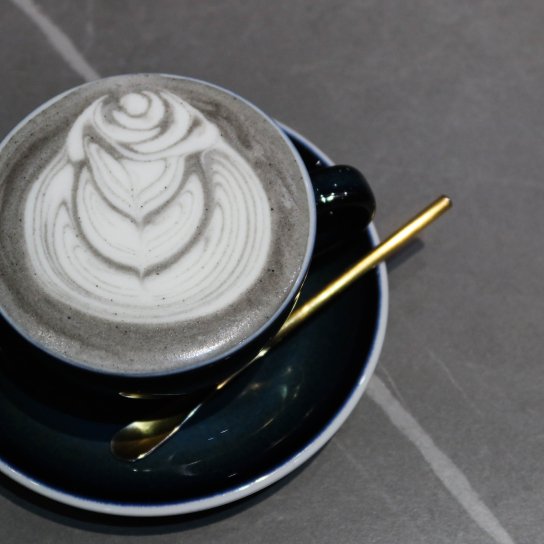 Чорний кунжутний лате