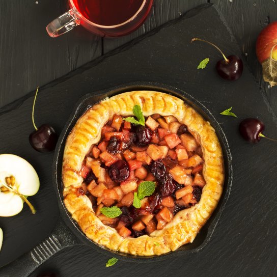 Пиріг з вишнями та яблуками